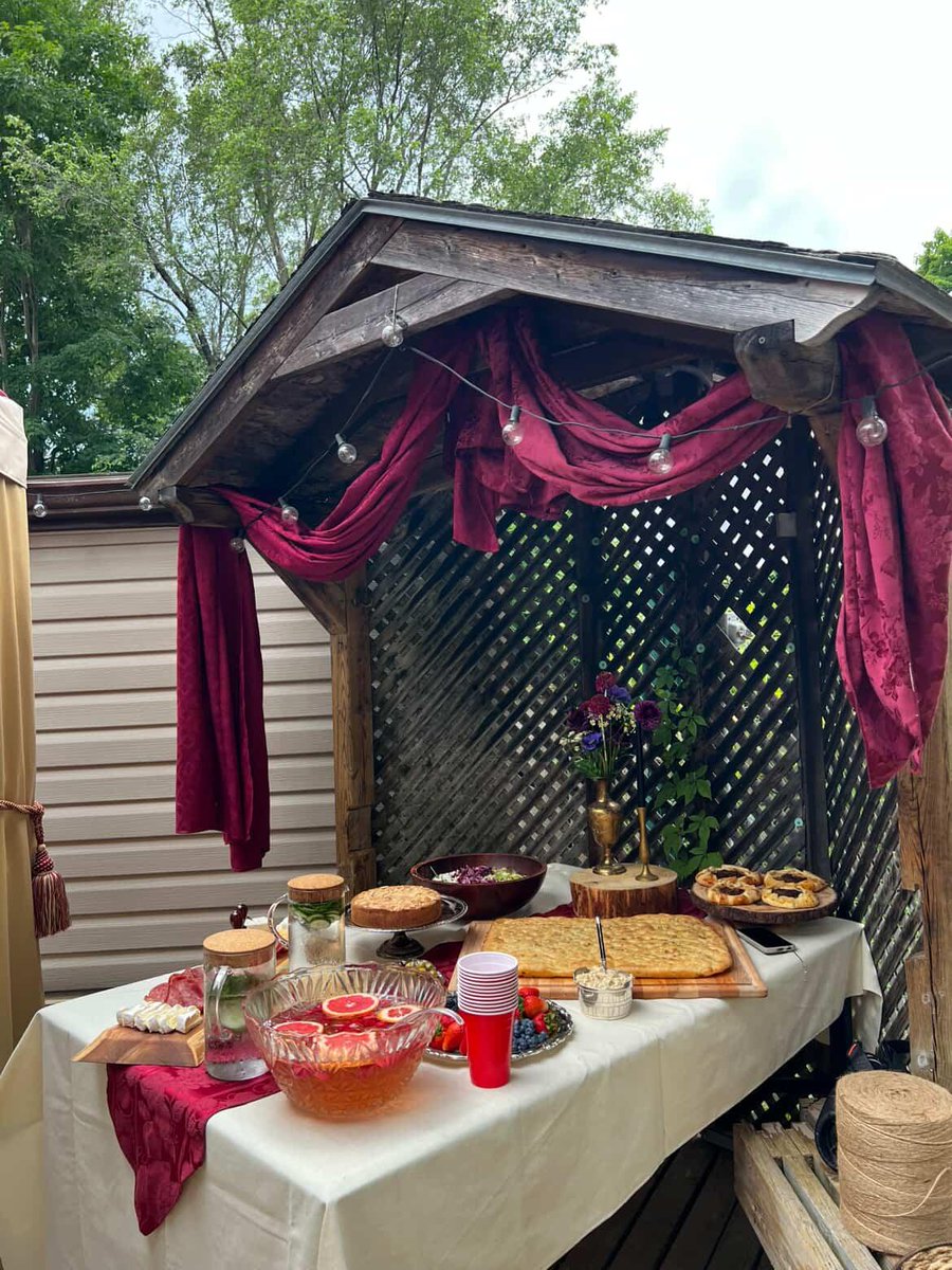 carmiico's tweet image. showin' ankle at the tavern ⚔️✨️ (my backyard renfaire bday party!)