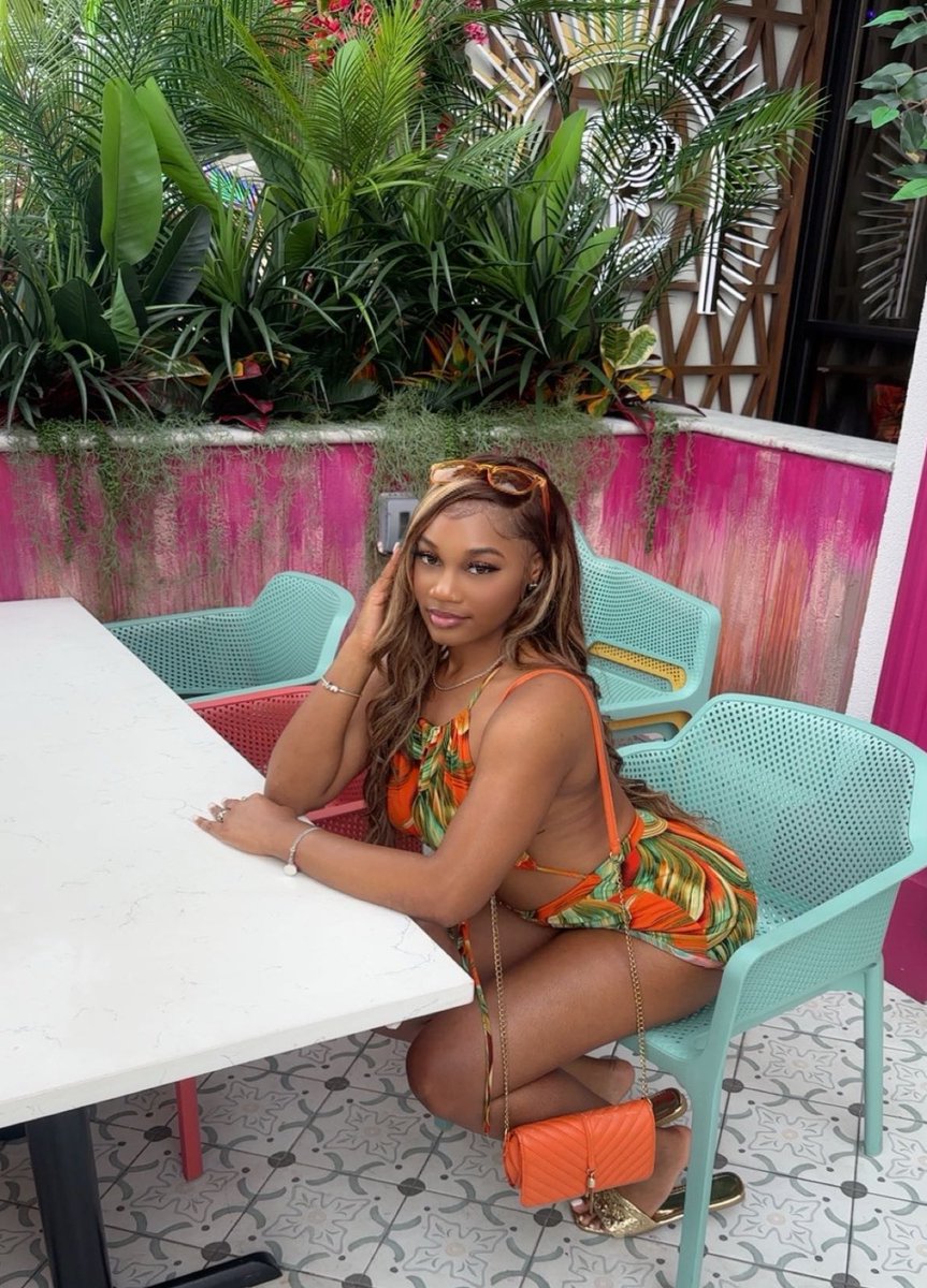 pretty smile with a pretty soul to match 🌸🌺