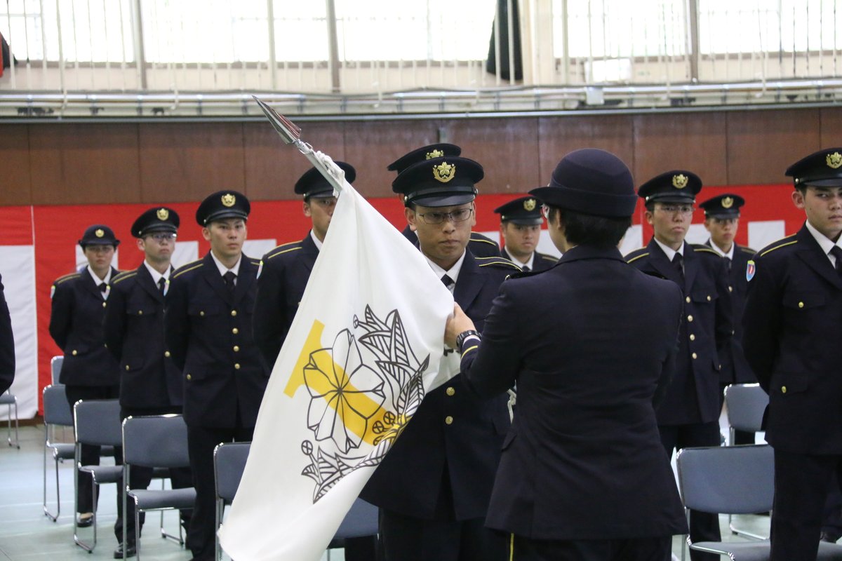 Gsdf_Camp_Iwate's tweet image. #岩手 #東北方面特科連隊教育隊 #区隊旗返還式
　東北方面特科連隊教育隊は、区隊旗返還式を行いました。
　入隊から約３カ月間、自衛官候補生を見守り、苦楽を共にしてきた仲間である区隊旗を、自衛官候補生から教育隊長へ返還しました。