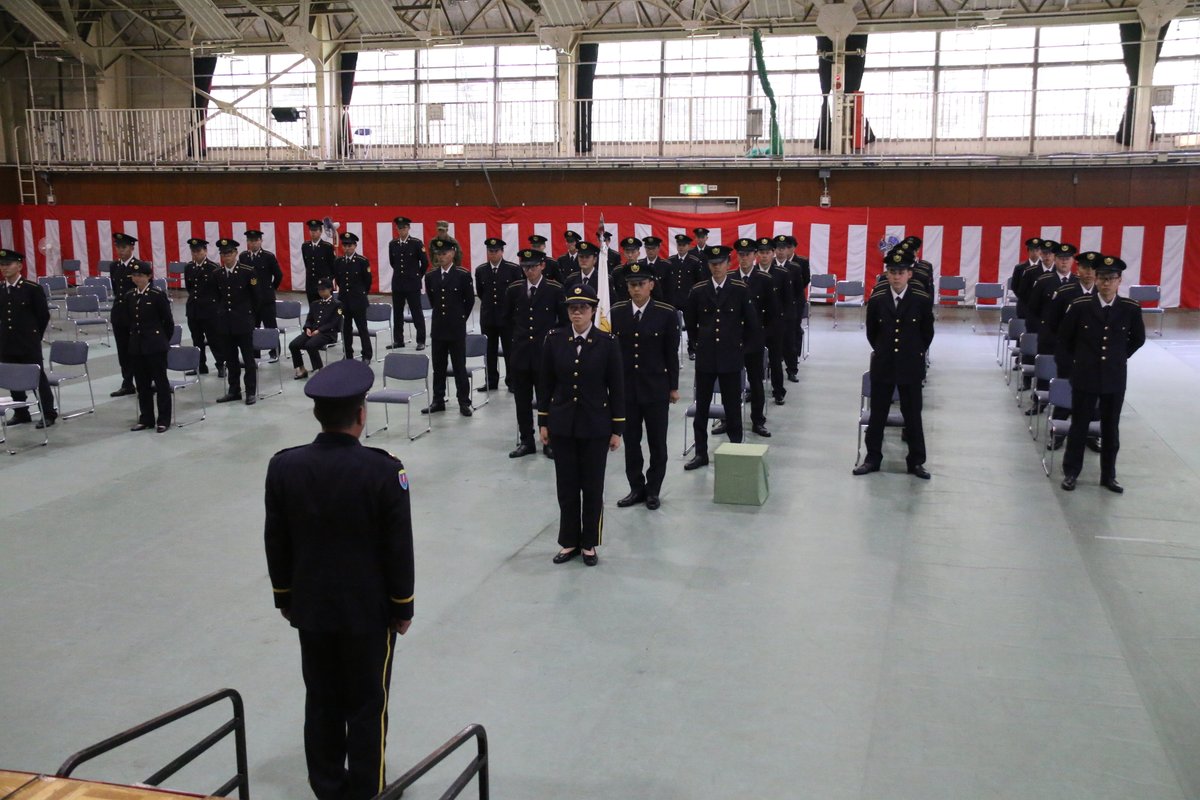 Gsdf_Camp_Iwate's tweet image. #岩手 #東北方面特科連隊教育隊 #区隊旗返還式
　東北方面特科連隊教育隊は、区隊旗返還式を行いました。
　入隊から約３カ月間、自衛官候補生を見守り、苦楽を共にしてきた仲間である区隊旗を、自衛官候補生から教育隊長へ返還しました。