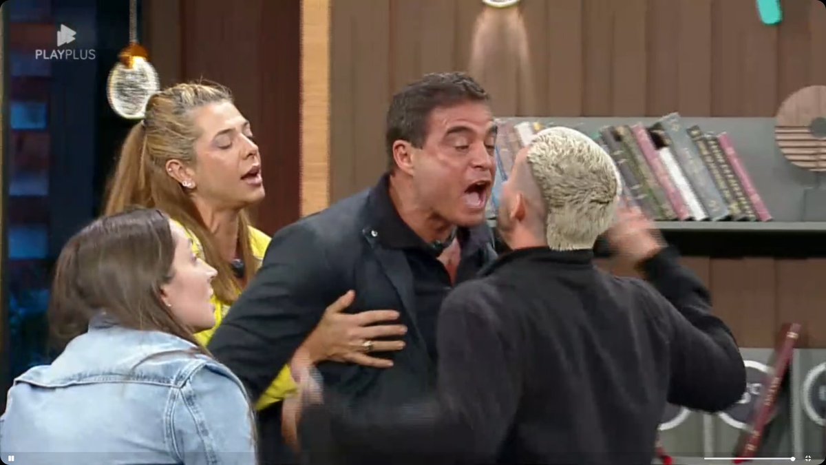 JoaoMarcioC's tweet photo. Após a exibição do VT que mostra Dhomini verbalizando que quebraria qualquer um no meio, Radamés provocou o ex-BBB e os caos torou.
Dhomini disse que, diferente da Carol, ele fala na frente SIM que quebra qualquer um ao meio. #PowerCouple https://t.co/Fn4P6jRKPM