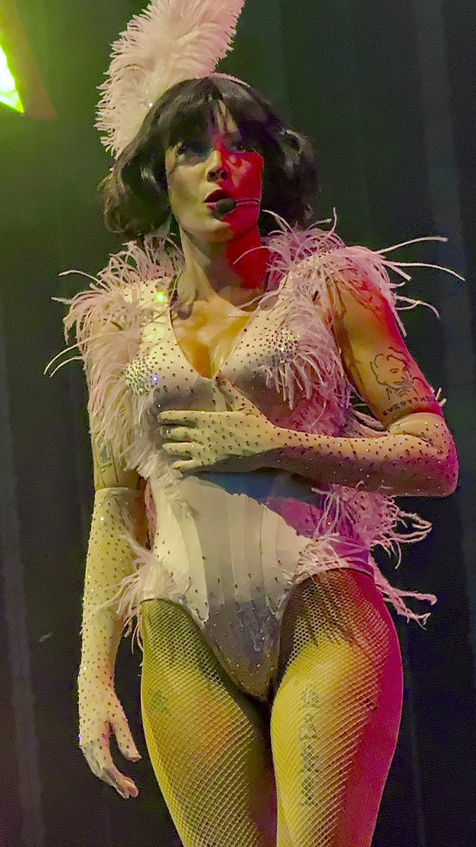 jennadill929's tweet photo. pics of @halsey from #fmlt that u havenโt seen yet bc I TOOK THEM:
#ForMyLastTrickTour https://t.co/cpY8EoK2h5