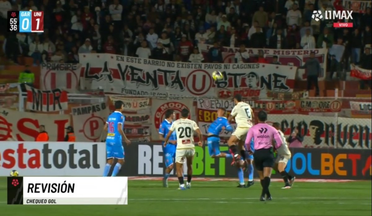 📌 “Se considera infracción si un jugador se apoya en un adversario para ganar impulso y disputar el balón.”
(Regla 12 – Faltas y conducta incorrecta)

Para mí, el gol debió anularse, porque el jugador de la U sí se apoya para ganar impulso y disputar el balón, aunque no lo