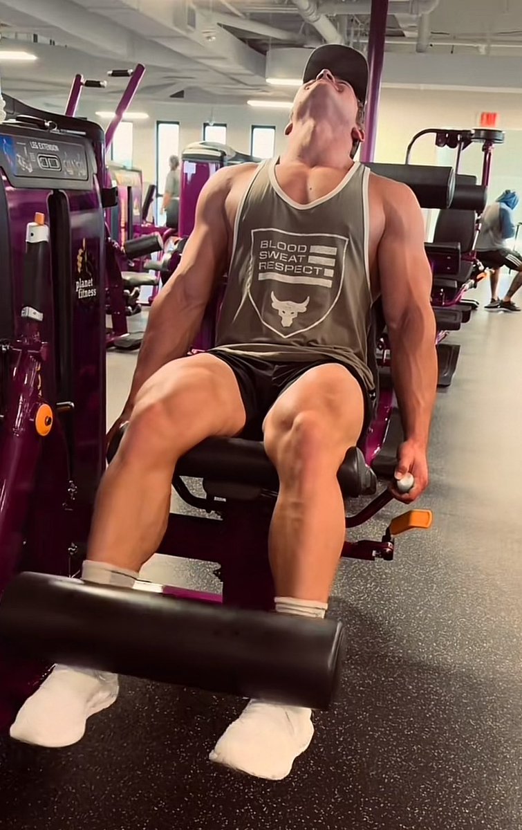 I want to pay this straight man at planet fitness 😵‍💫