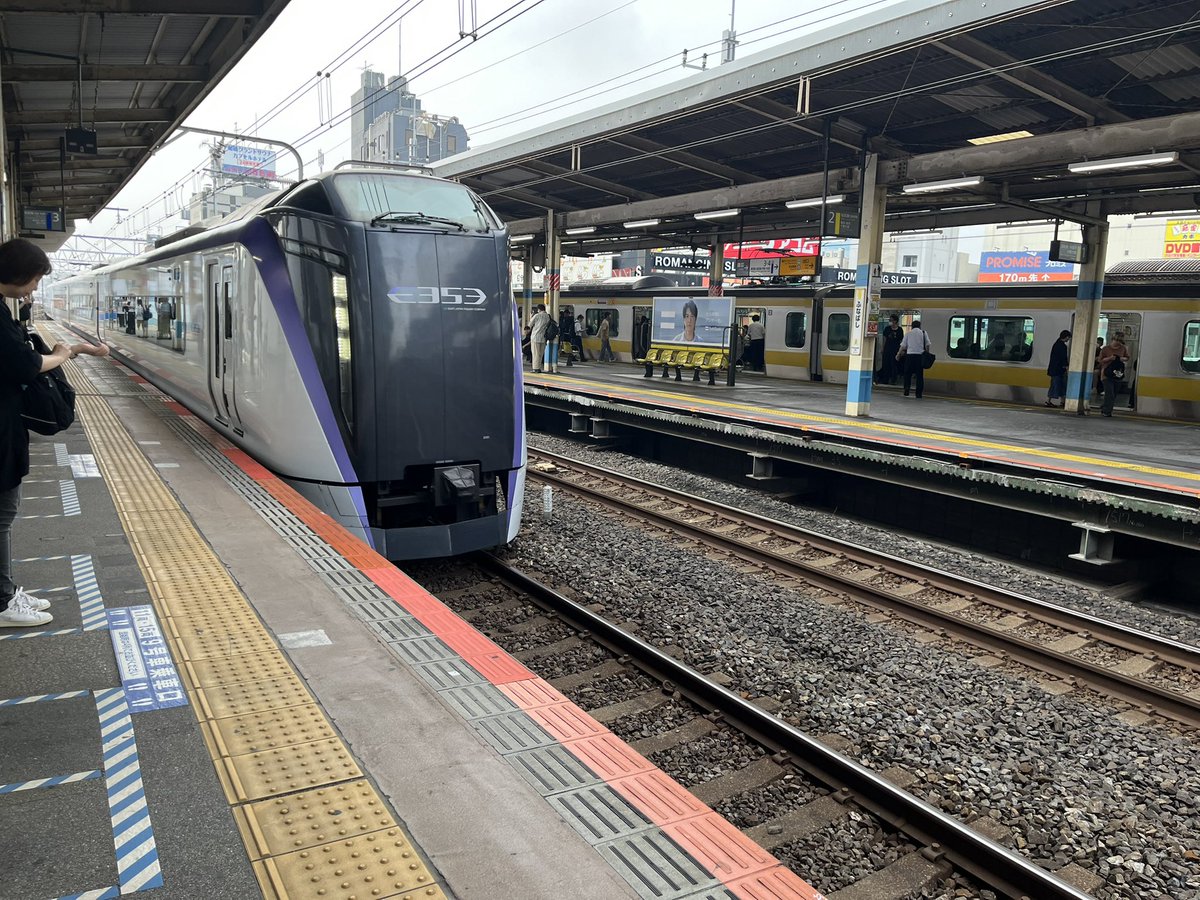 乗るのは特急富士回遊3号