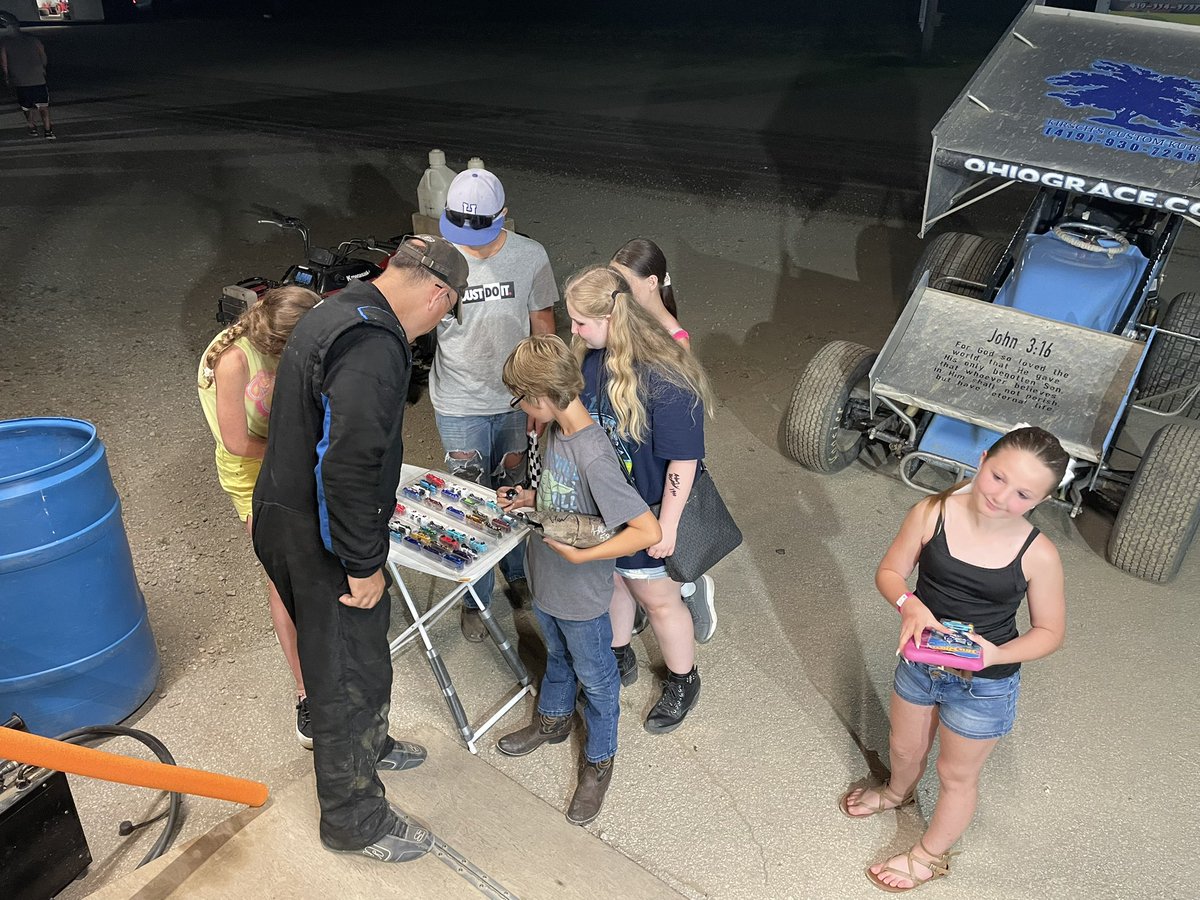 thebriansmith's tweet image. Decent night @FremontSpeedway P15 The stands were definitely packed. Got to meet lots of first timers. Gave away around 100 @Hot_Wheels & had a custom one given to me. Thanks to everyone who makes the Gracecar possible @ohiograce @JetcoJW @TulsaDriveways T&T Kirschs Cuts Gressman
