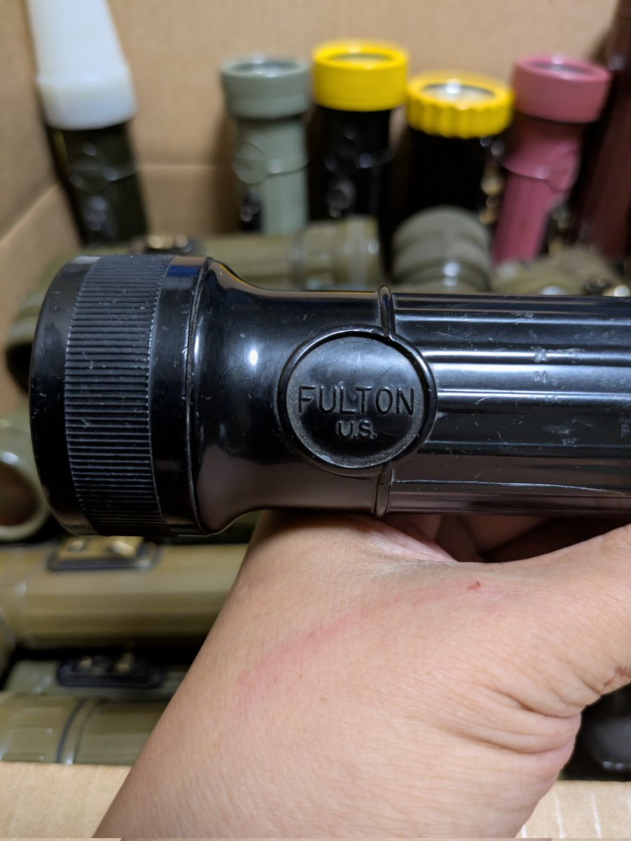 皆さまお久しぶりです！月曜日〜！
この時期は夏物家電がもう…ね💦

さて今日は航空機誘導灯(詳細不明)。mx-993/uに似てますが表示が
AF-34221 
FLASHLIGHT
TAXI-WAND 
LEU-7/E
WANDとあるので先端にコーン付けての使用なのかなと。この辺深掘りしたら僕もベテランなのかと思いつつ放置な自分です😆