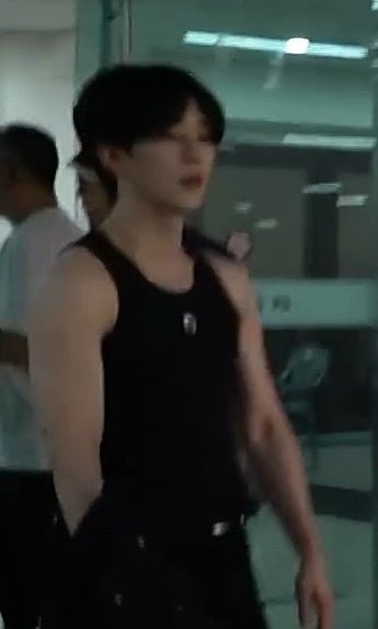 그 잇잔아
존나 잘생긴 나시남