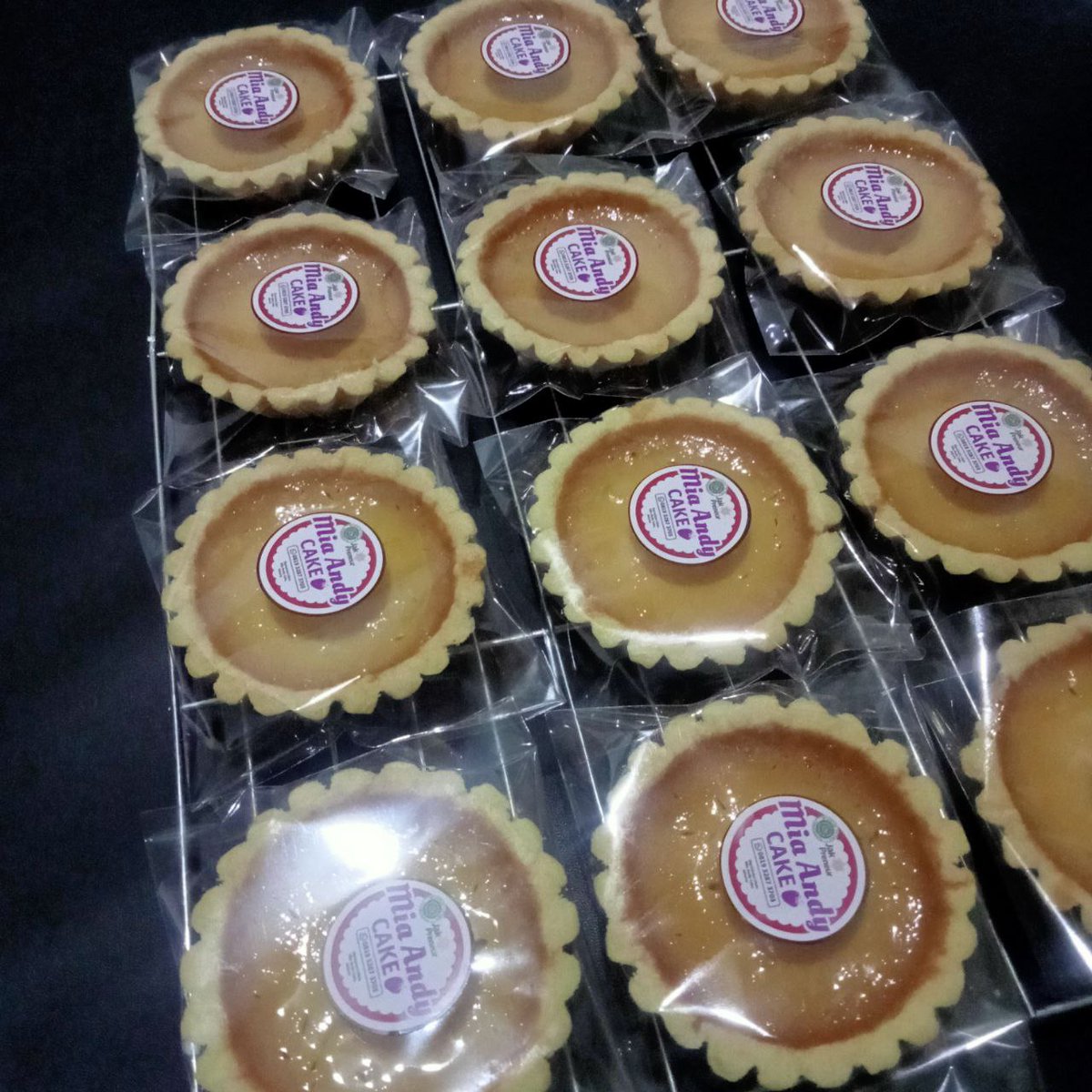 Temen Di Pengungsian minta dikirimi Piebrow, jadi sekalianlah  Open PO untuk Pie dan Karipap, 
Pengiriman dari Jakarta...

Selamat Pagi Indonesia☕
Assalamualaikum