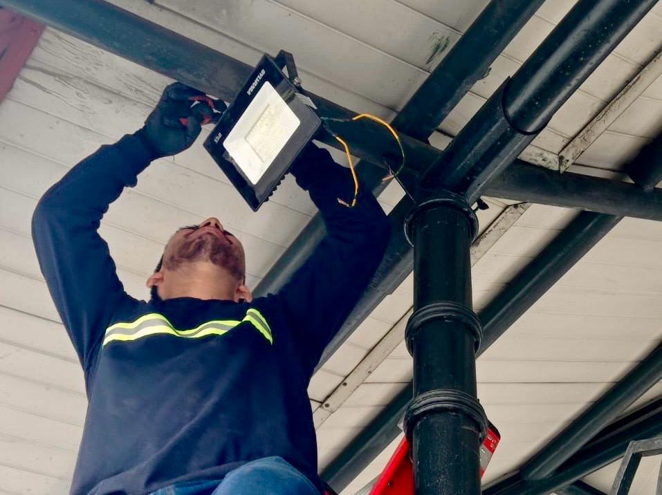 💡 Realizamos mantenimiento en las luminarias de Paradas y Terminales del Sistema.

✅ Esto permite ofrecer espacios mejor iluminados  y cómodos para todos nuestros usuarios.

#CiudadDeTodos