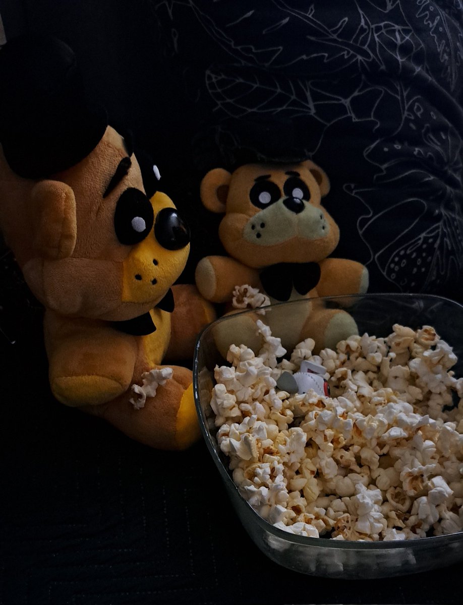 1SAKIHOT1's tweet photo. Movie&amp;popcorn ✨🍿
.
. 
Aaaaand golden duo ⭐
#fnafplushies #fnaf #fnafgoldenfreddy #goldenfreddy #plushfnaf #popcorn https://t.co/dduYPvJ8jC