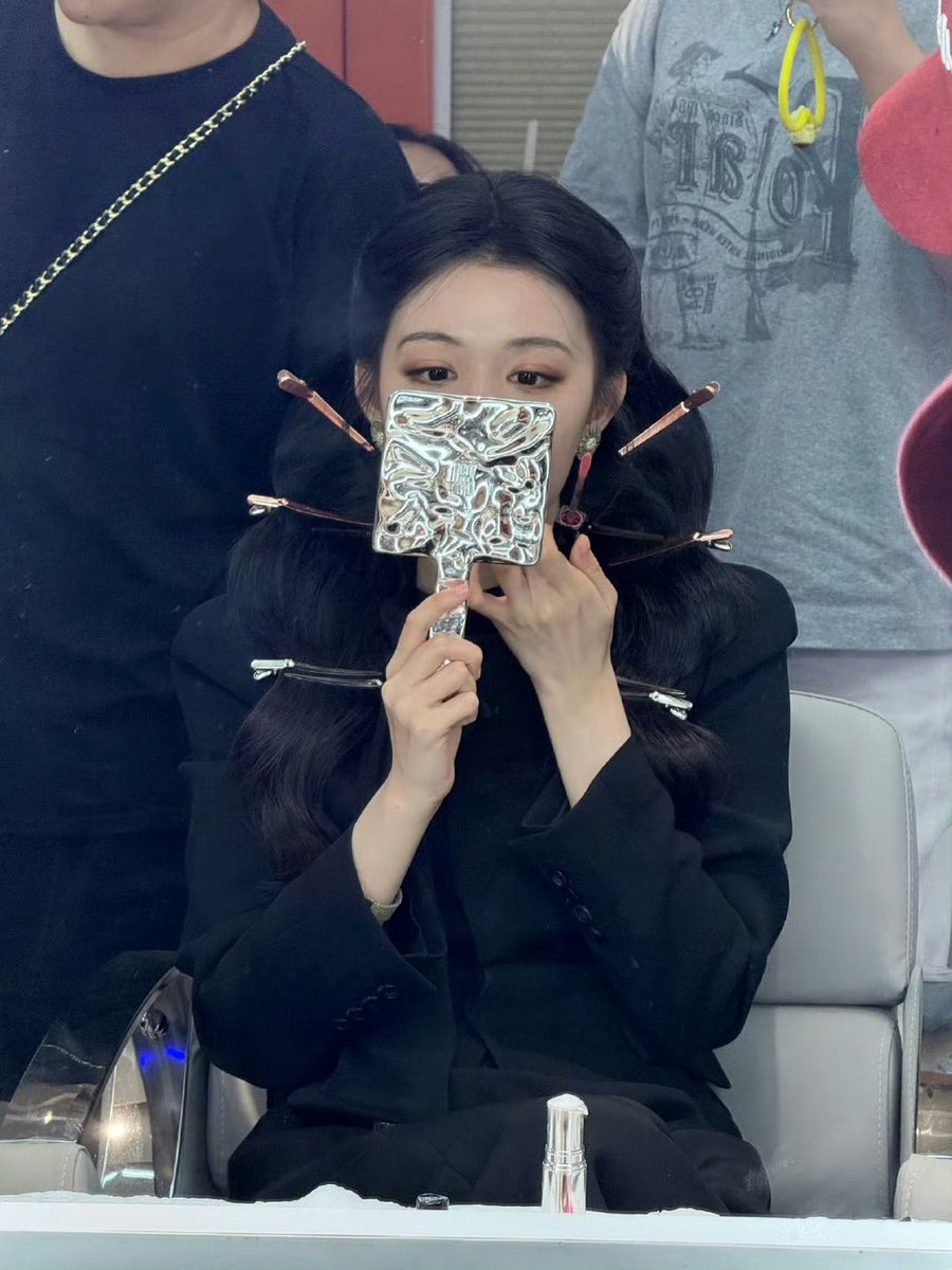 IsaIeah's tweet image. ㅤ 
Good morning, todays little prophecy: a full day awaits. It’s nearly 7 am, the monday blues are creeping in. Still, I’m wishing you peace and light. Please forgive my silence, I’ll properly welcome you once I find a moment to catch my breath! 

Lots of love, Isayéa. 🤍
 ㅤ