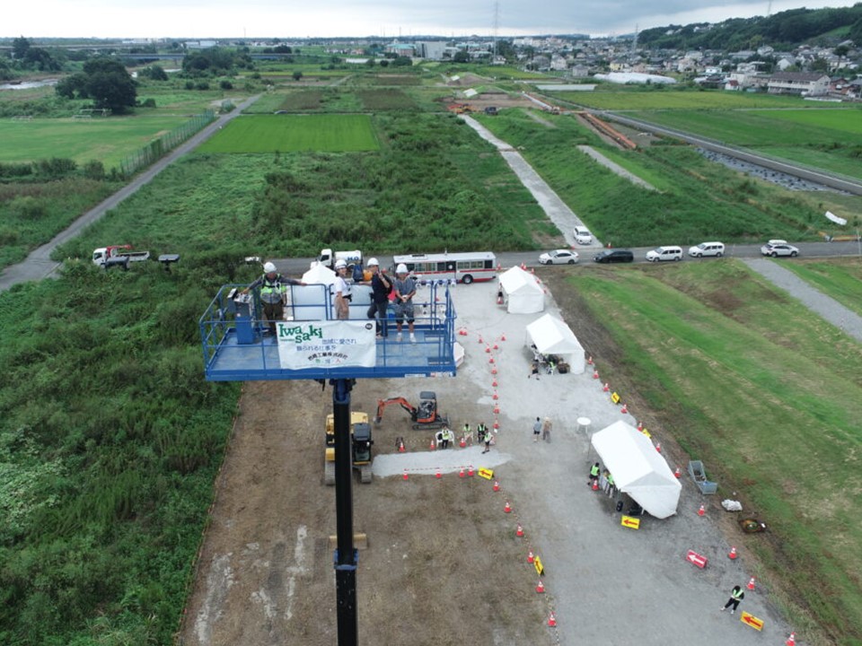高崎商科大学主催のキッズラボが8月3日(日)に開催されます！ 
当事務所では、「水のひみつをさぐれ」で学生たちのサブ講師として協力します。 
パックテストを使って水質を調べたり、高所作業車に乗って烏川で行われている工事現場を空から見学できます。
本日より申込開始です。ぜひご参加ください！