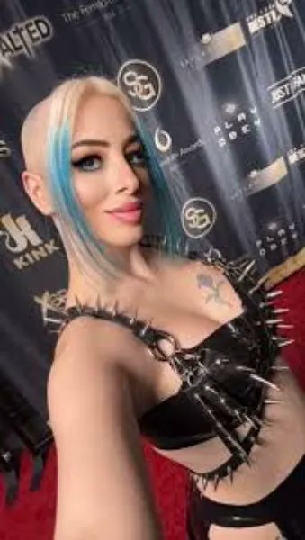 Spoil Me for no reason today 😘 throne.com/goddesslilith/…