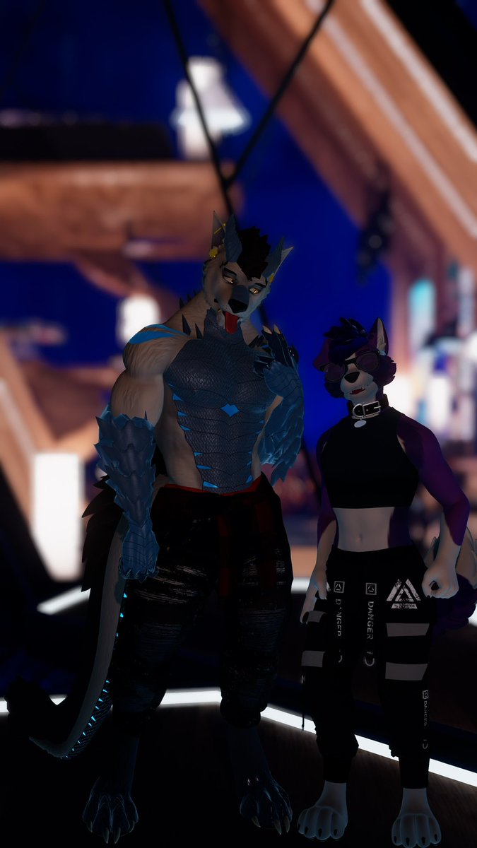EquallyCosmo's tweet image. Cute pic from last night with @HowlingDragon_