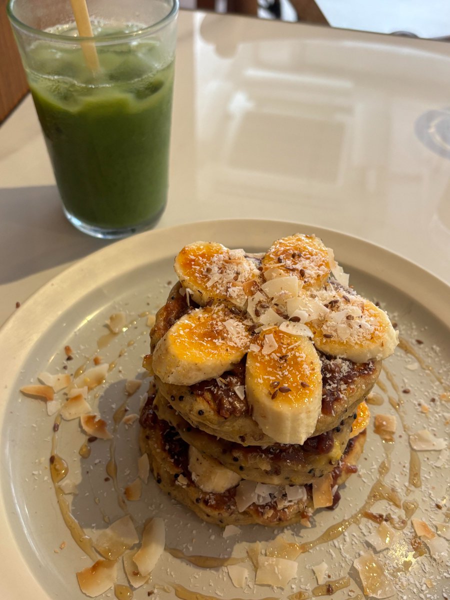 ココナッツスイートポテトマフィンは美味しいです。少しねっとりとした食感で、真ん中にココナッツの粒が入っています。