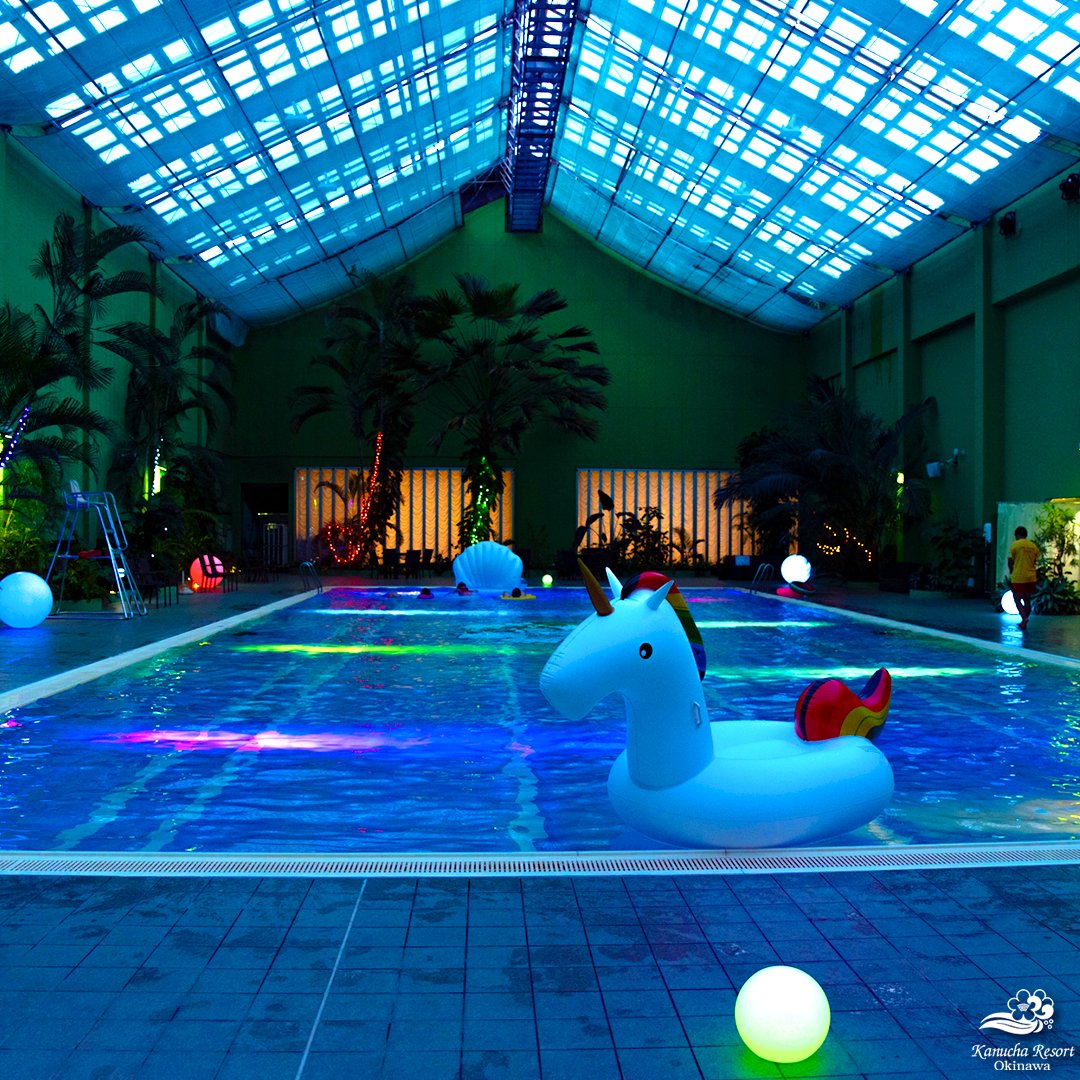 天候や季節を問わず遊べるインドアプールは、「森の奥の泉」をイメージしたプールです。

19時以降のナイトタイムは、色鮮やかにライトアップされた光と水の世界KANUCHA NIGHT POOLに早変わり✨️
デイタイムとはまた違った魅力たっぷりの、幻想的な夜の姿をお楽しみください🌟