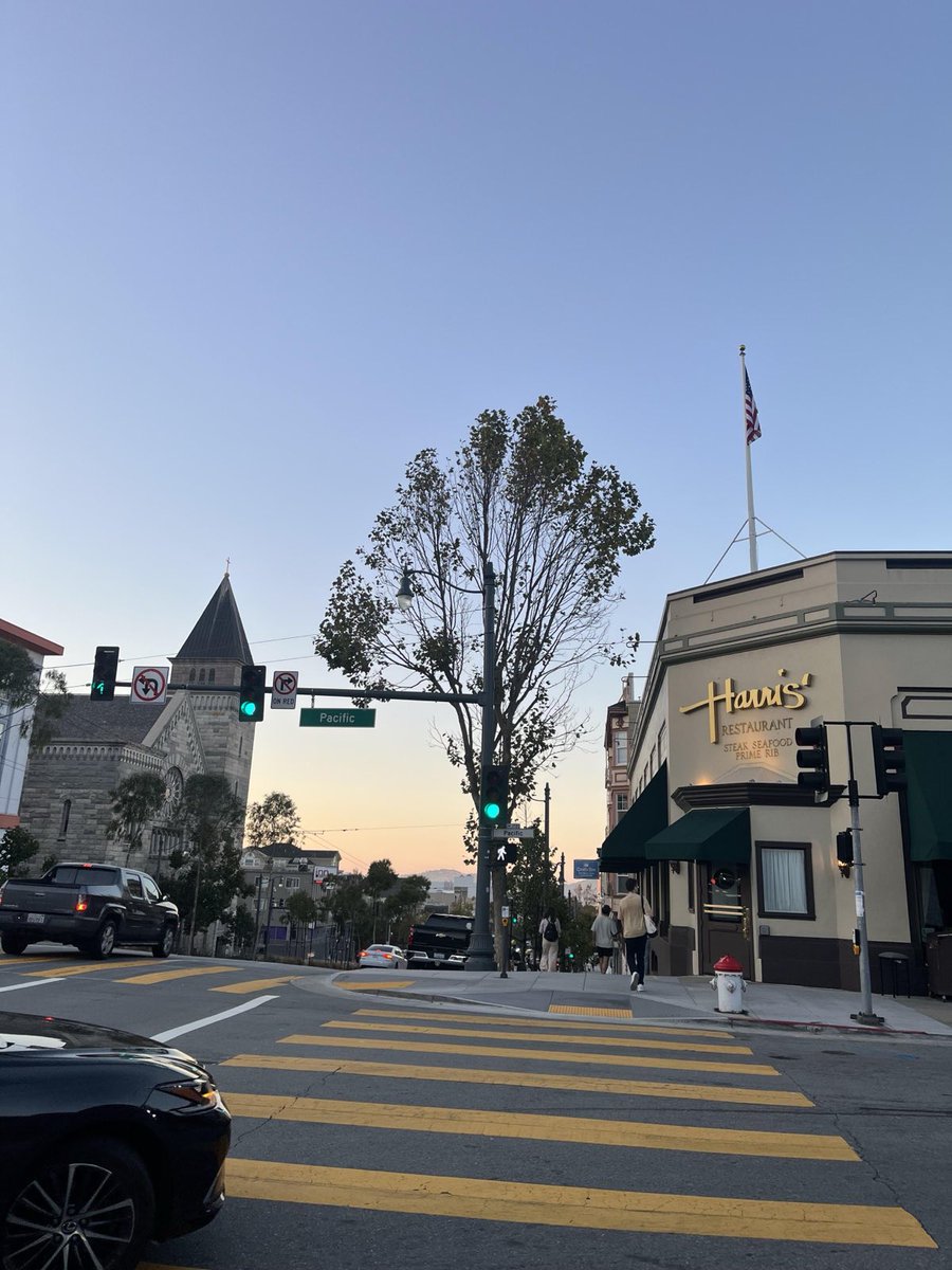 ColorfulAurora_'s tweet image. Traffic lights guide the way as the sunset fades away, painting the sky into a peaceful blue