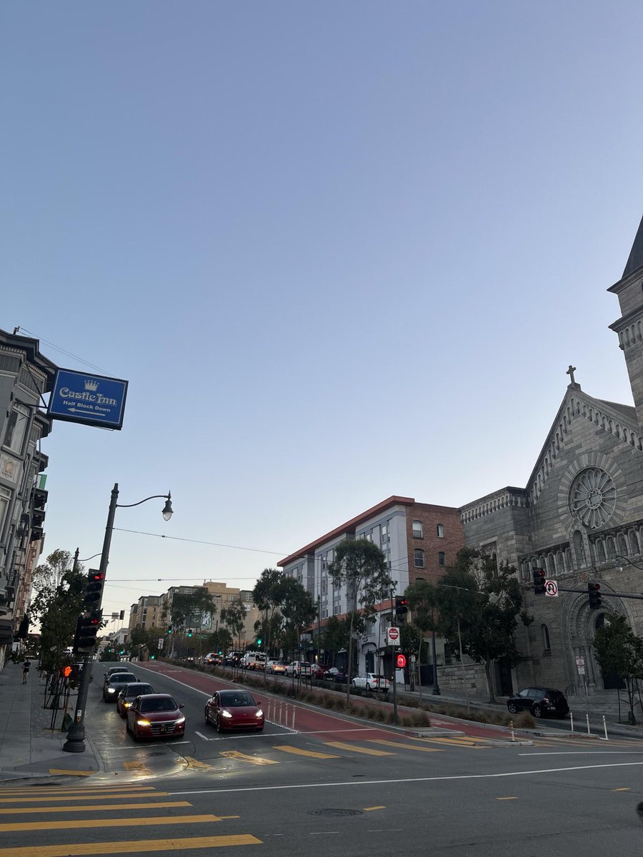 ColorfulAurora_'s tweet image. Traffic lights guide the way as the sunset fades away, painting the sky into a peaceful blue