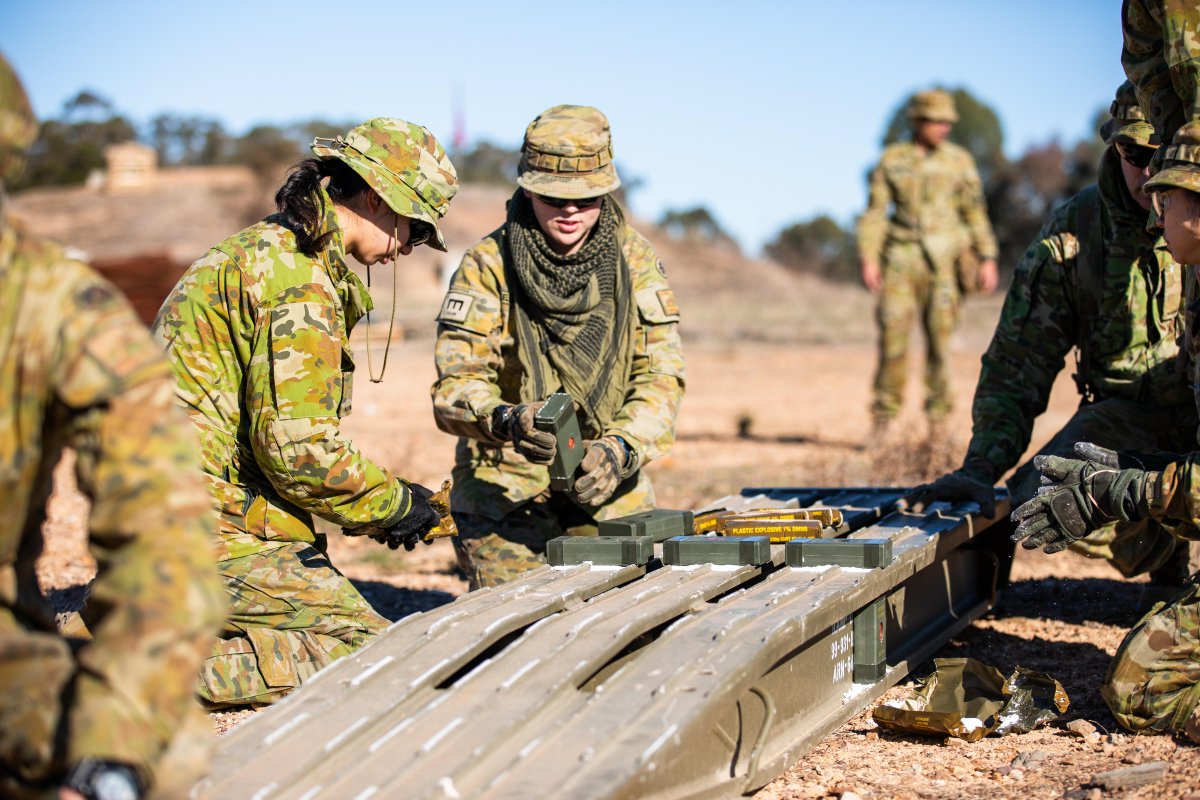 AustralianArmy's tweet image. Prep, prep, prep, boom ๐ฅ๐ฅ๐ฅ
#AusArmy combat engineers from 22nd Engineer Regiment pack explosives into a simulated drain & blow it sky high, as part of demo training at Packapunyal.
๐ธ PTE Sera Mar