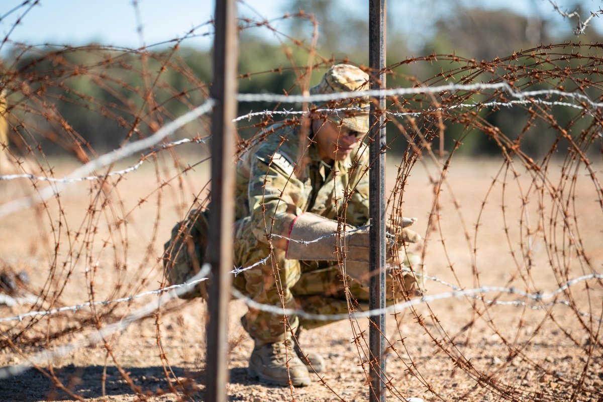 AustralianArmy's tweet image. Prep, prep, prep, boom ๐ฅ๐ฅ๐ฅ
#AusArmy combat engineers from 22nd Engineer Regiment pack explosives into a simulated drain & blow it sky high, as part of demo training at Packapunyal.
๐ธ PTE Sera Mar