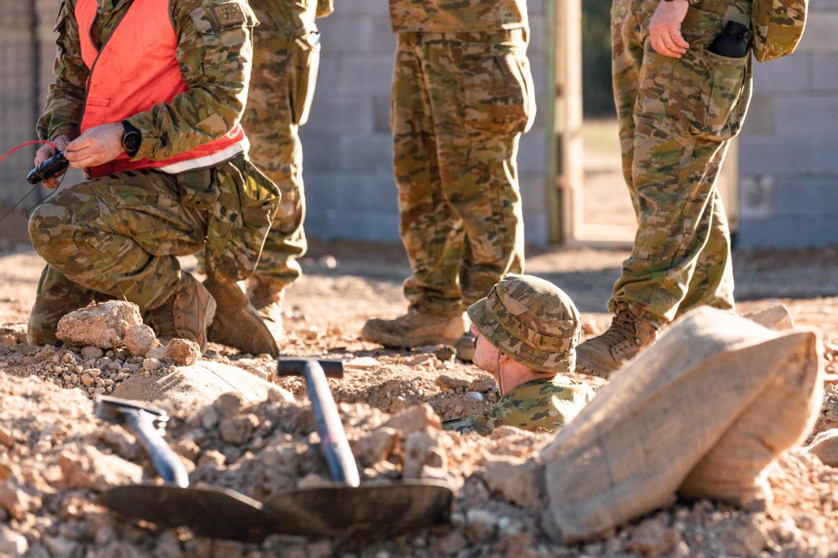AustralianArmy's tweet image. Prep, prep, prep, boom ๐ฅ๐ฅ๐ฅ
#AusArmy combat engineers from 22nd Engineer Regiment pack explosives into a simulated drain & blow it sky high, as part of demo training at Packapunyal.
๐ธ PTE Sera Mar