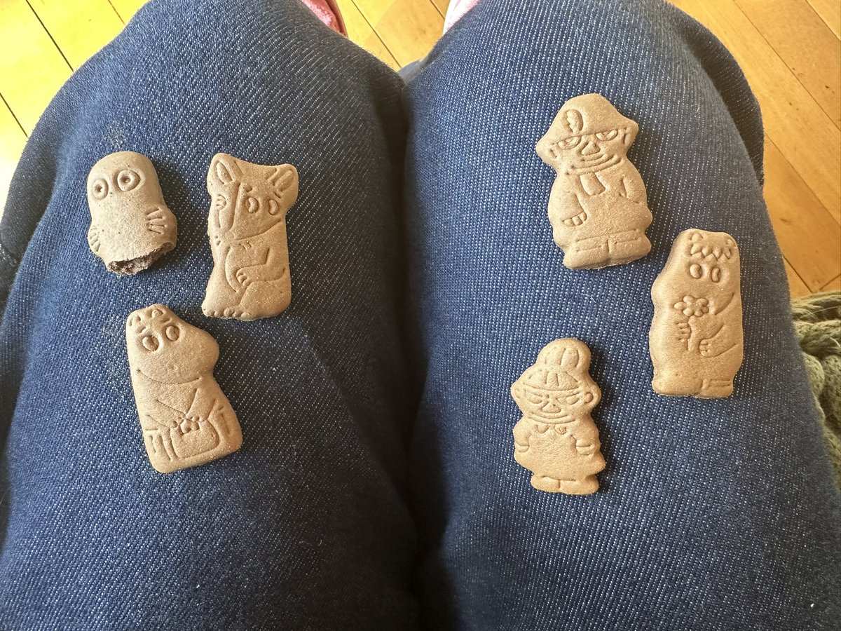 MossTheBT's tweet image. I’ve told her she’s not supposed to play with food 🙄😬
