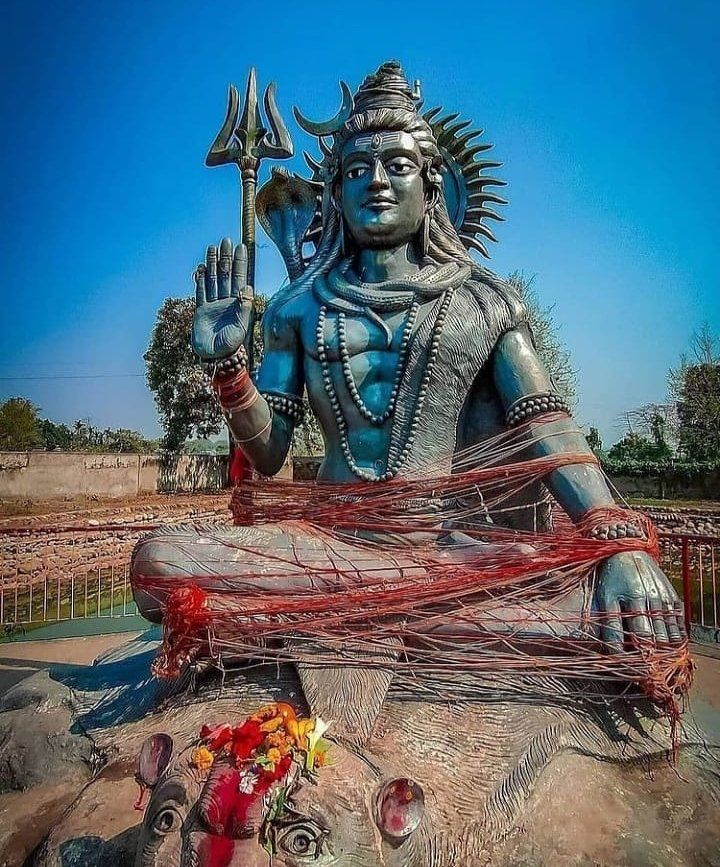 यह दिव्य मूर्ति भगवान शिव की अपार महिमा को दर्शाती है।
गले में नाग, हाथ में त्रिशूल और मुख पर अद्भुत तेज—शिवशक्ति का साक्षात रूप।
🔱🙏 हर हर महादेव!
🚩🚩🚩🚩 हर हर महादेव 🚩🚩🚩🚩