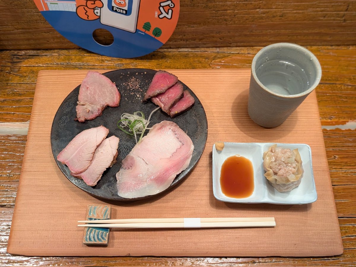 2025年7月6日
Homemade Ramen 麦苗さんにて、【夏の限定第一弾】トロトロ茄子と林SPF豚バラのつけめん(250g)、チャーシュー盛、自家製黒豚シウマイ！

出汁感たっぷりのピリ辛醤油のつけ汁にピロモチ平打ち麺と、トロトロの茄子・豚バラ・茗荷・大葉etc…の夏な1杯🙂

チャーシュー盛とシウマイも😆