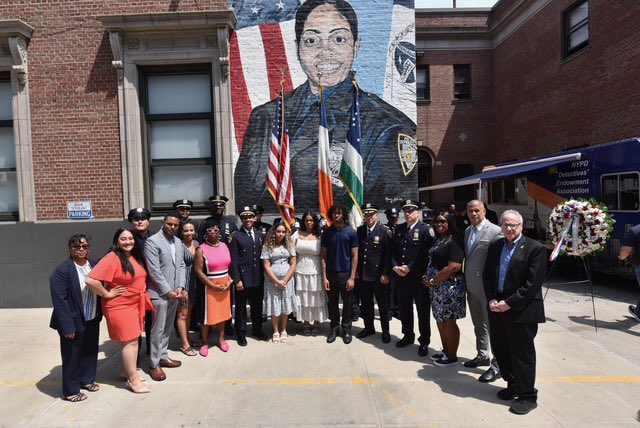 NYCPDDEA's tweet image. Detective Miosotis Familia was assasinated eight years ago because of her courageous choice to wear a blue uniform and protect New Yorkers. DEA Board Officers were honored to stand with Detectives and fellow Finest to continue the solemn vow to forever be here for her loved ones…