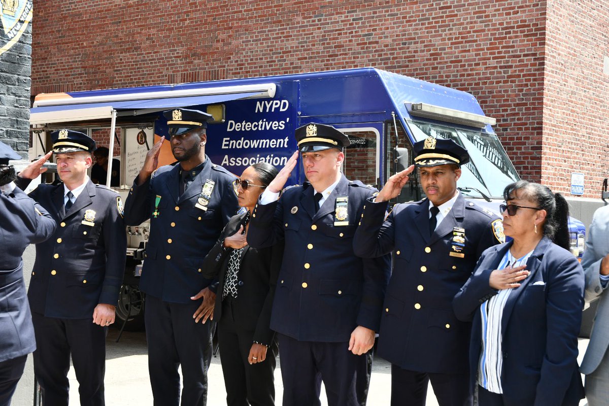 NYCPDDEA's tweet image. Detective Miosotis Familia was assasinated eight years ago because of her courageous choice to wear a blue uniform and protect New Yorkers. DEA Board Officers were honored to stand with Detectives and fellow Finest to continue the solemn vow to forever be here for her loved ones…