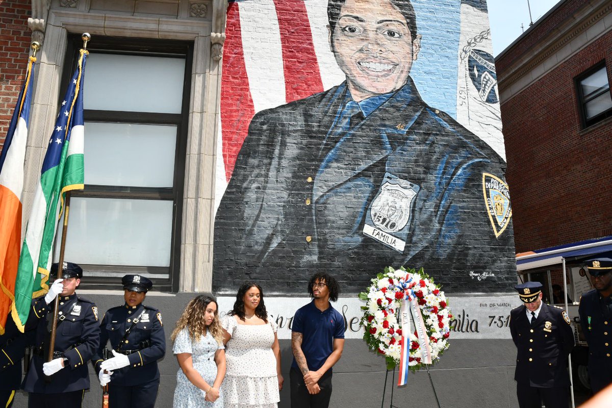 NYCPDDEA's tweet image. Detective Miosotis Familia was assasinated eight years ago because of her courageous choice to wear a blue uniform and protect New Yorkers. DEA Board Officers were honored to stand with Detectives and fellow Finest to continue the solemn vow to forever be here for her loved ones…
