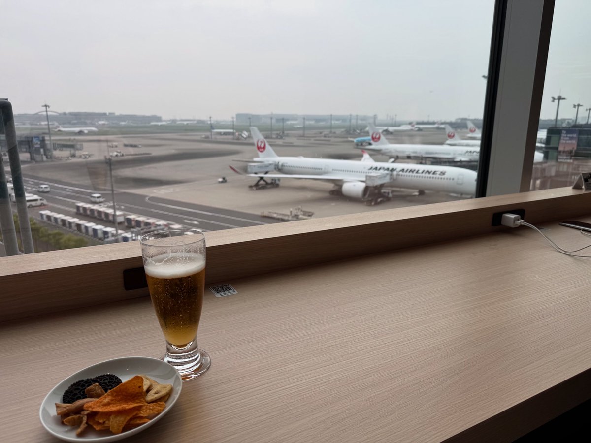takabo77's tweet image. Fueling up (with beer) before diving into the business trip. Let’s get it done!

#businesstrip #OnTheGo #WorkHardTravelSmart #AirportVibes #JAL #HanedaAirport #BeerTime #QuickBreak #sakuralaunge #gototheship