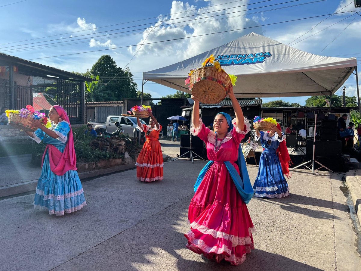 💃 El arte y la tradición también se hicieron presentes en Ayutuxtepeque.
🇸🇻
Como parte de sus fiestas patronales, tuvimos el honor de disfrutar la presentación del grupo de Danza Folclórica Yaxa, quienes nos deleitaron con su talento, colorido y pasión por nuestras raíces.