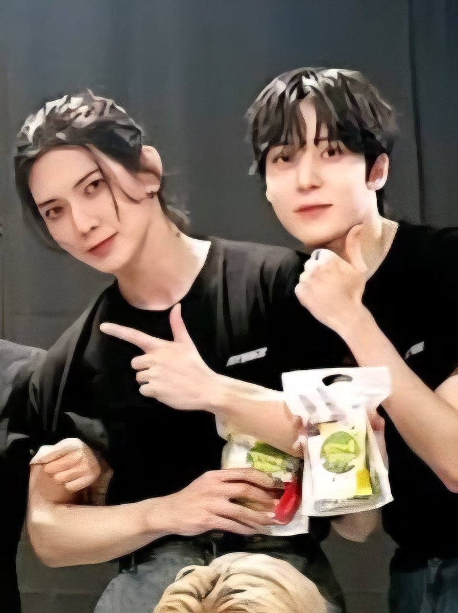 the way big pup always stick to smol pup's side 🥺🫶