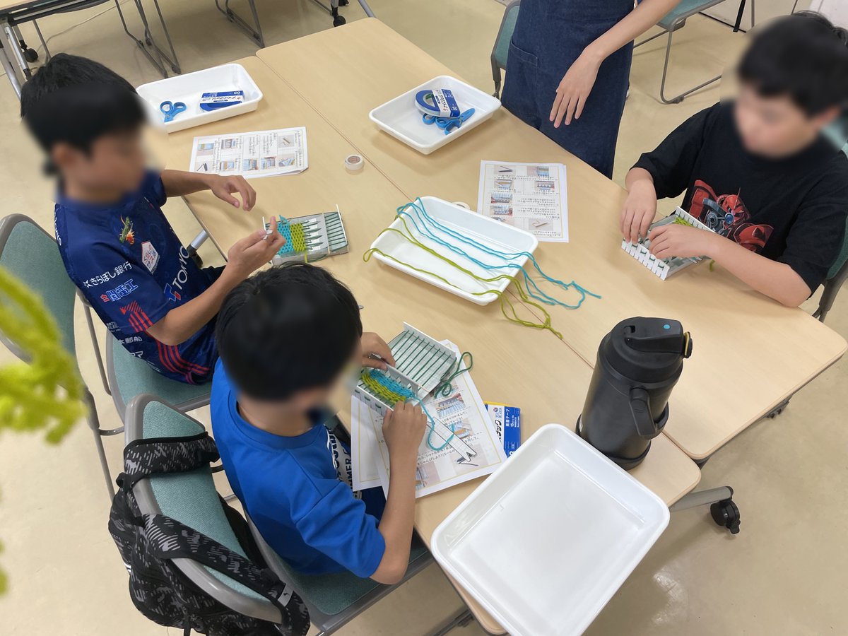 tscitech's tweet image. 7月6日に明石町区民館にて、はたおり機の工作教室を行いました。
はたおり機は、ヘルドとシャトルで布を織る工作です。
布が糸から作られていることや布の性質を学んだ後、実際に自分たちで作ったはたおり機で毛糸の布を織りました。
参加してくださった皆様、ありがとうございました!