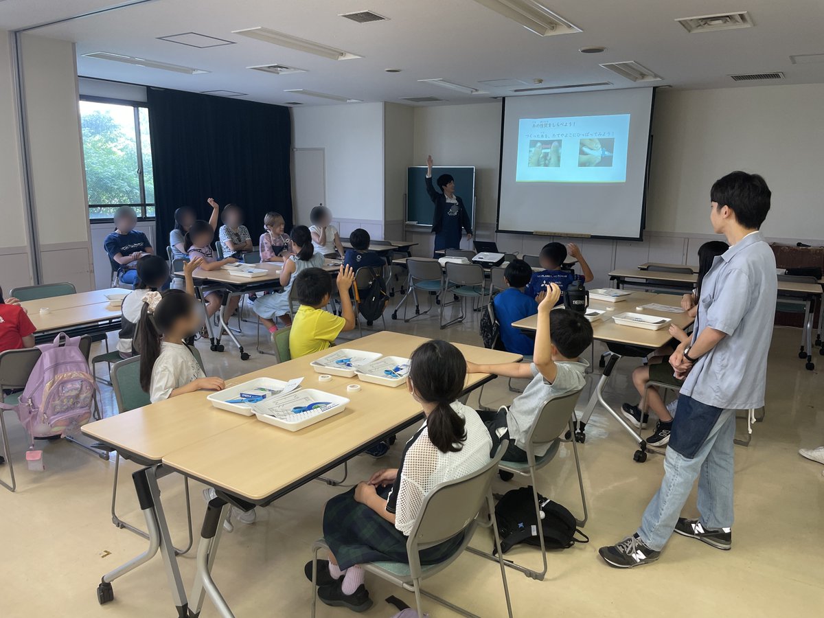 tscitech's tweet image. 7月6日に明石町区民館にて、はたおり機の工作教室を行いました。
はたおり機は、ヘルドとシャトルで布を織る工作です。
布が糸から作られていることや布の性質を学んだ後、実際に自分たちで作ったはたおり機で毛糸の布を織りました。
参加してくださった皆様、ありがとうございました!