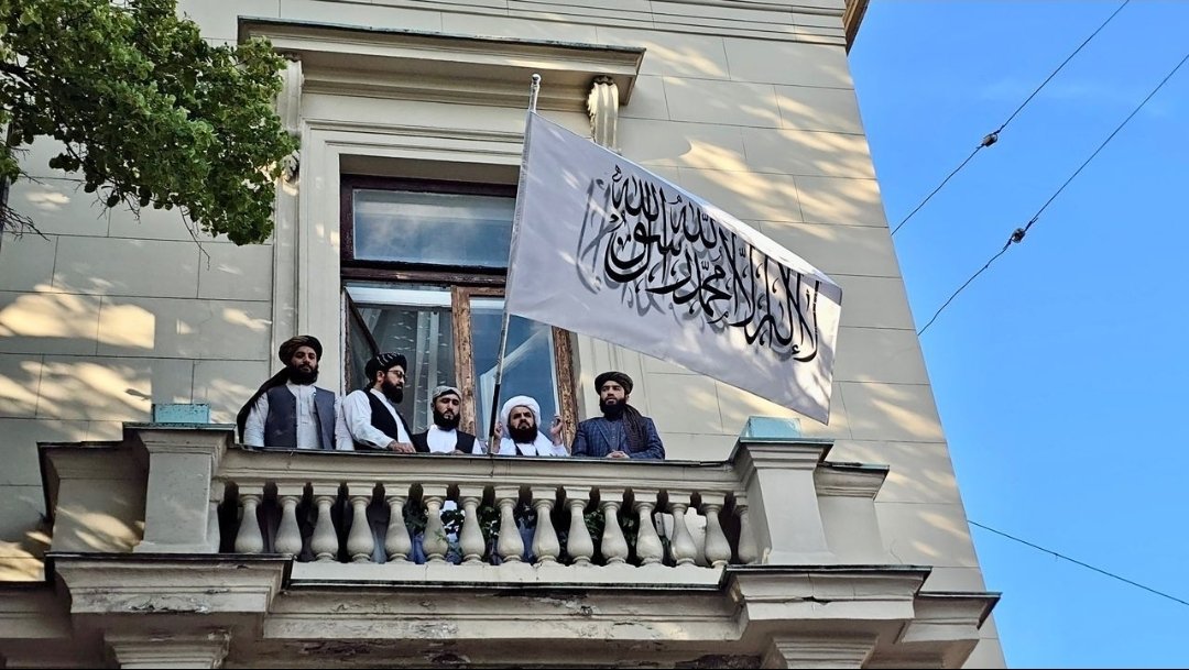 YwalN86439's tweet photo. @RahmatAndar1 که دا دواړه بیرغونه په تاریخي لحاظ  سره مقایسه کړو  نو دسپین بیرغ  تقدس  او تاریخي قدامت تر 1400 کاله رسیږي  اوهمدا جنډه به رسول الله ص اوصحابه کرامو  دسولي او امن د پیغام  رسولو په پار لیږد وله 
او دا بل بیرغ  په 100 کاله کي  تر 10 ځله زیات تغیر سوي  او بدلونونه پکي راغلي https://t.co/RjA4NfXvWF