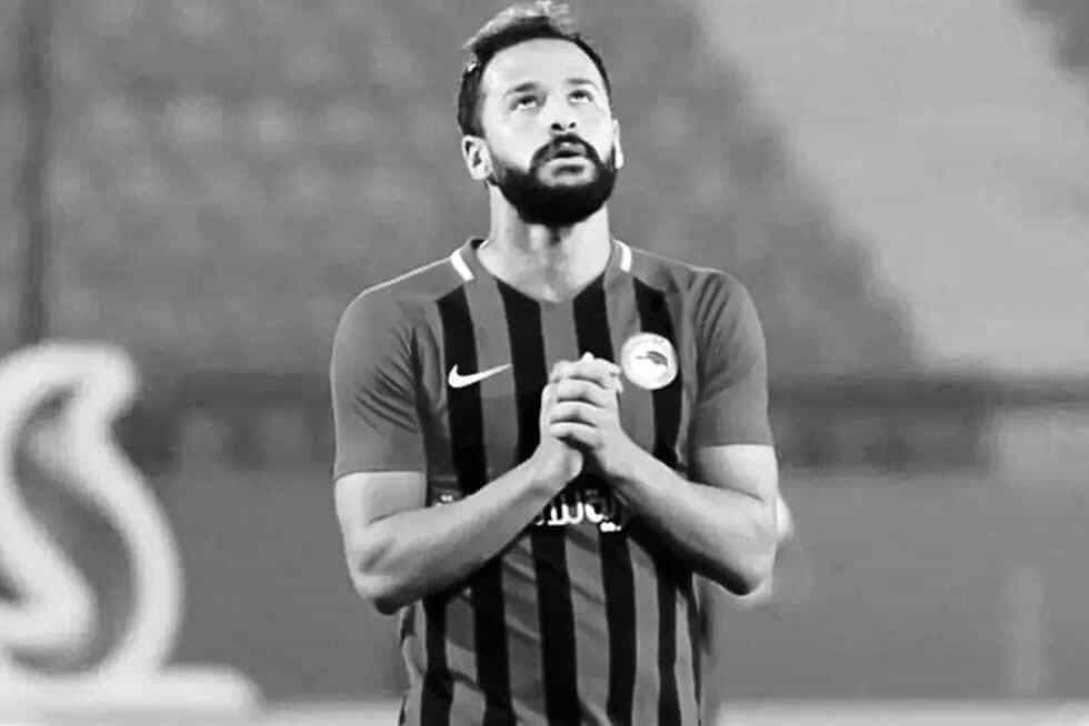 النهاردة ذكرى وفاة احمد رفعت، ربنا يرحمه ويغفر له ويسكنه فسيح جناته
ولكن.........بعد سنة من وفاته
 هل رجع الحق لاصحابه؟
هل عرفنا التحقيقات وصلت لإيه؟
هل فيه مسئول اتحاسب؟
الموضوع كان ترند والناس سخنت وفي الاخر على مفيش والكل نسي ومفيش لا حق جه ولا راح..

يتبع