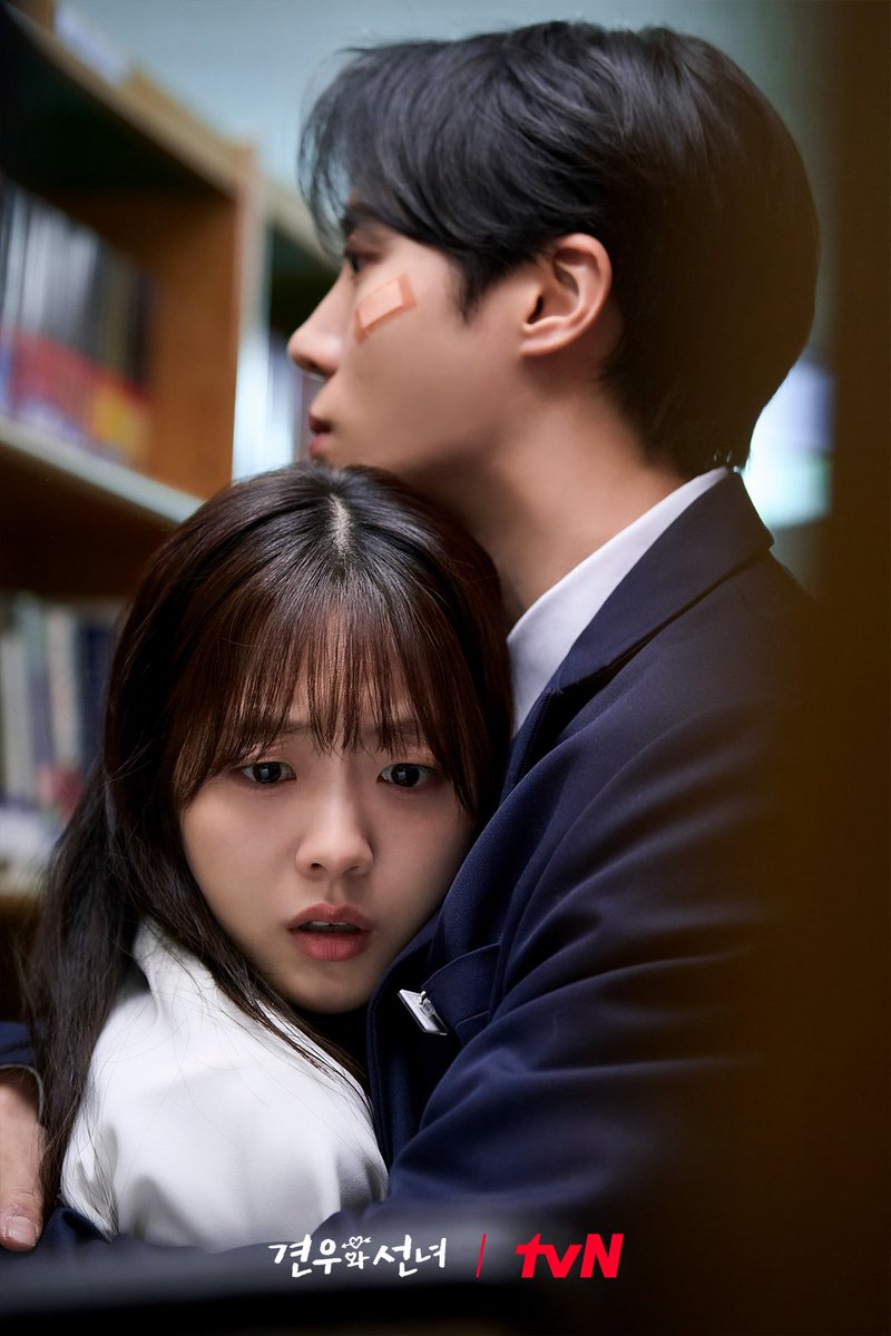 sobyhun's tweet photo. ️️ ️
#⃟YIHYUNs
        𓂃
Not even Seongah’s embrace can guard him now — and yet, Gyeonwoo pulls her close as he fades, like protecting her is the last thing he knows.
How can a teenage hug feel so soft, so sacred, like a goodbye wrapped in silence? ಥ_ಥ
️️ ️ ️️ ️ https://t.co/GwWKTEblUd