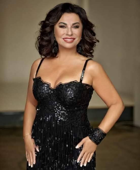 Çoçukluğum Büyükada'da geçti. Ben Rum kızıyım. Çocukken "Türküm, doğruyum" andını söylerdik okullarda, severek isteyerek. Bundan hiç gocunmadık, ayrımcılık olarak görmedik. Çünkü buradaki "Türklük" kavramı bu ülkede yaşayan tüm kimlikleri kapsıyordu. Bu Cumhuriyet sayesinde