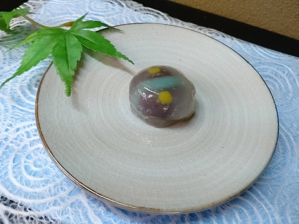 tawaraya_unryu's tweet image. 本日は #七夕 ですね🌟
この日は一年に一度、織姫と彦星が逢うことを許された日です。
こちらは葛製の上生菓子で、菓銘は「天の川」です。
天の川を挟み、2人が逢瀬を待ち続けた夜空のようです。
皆様が七夕の日に逢いたい人は誰でしょうか🎋