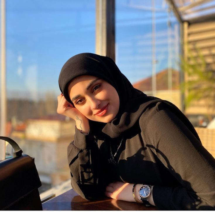 الصباح مع الأصدقاء، يشبه الحياة حين تبتسم دون سبب.
فليس ضوء الشمس ما يصنع الصباح، بل دفئ القلوب من حولك.
     صباح الورد..🌺🌷