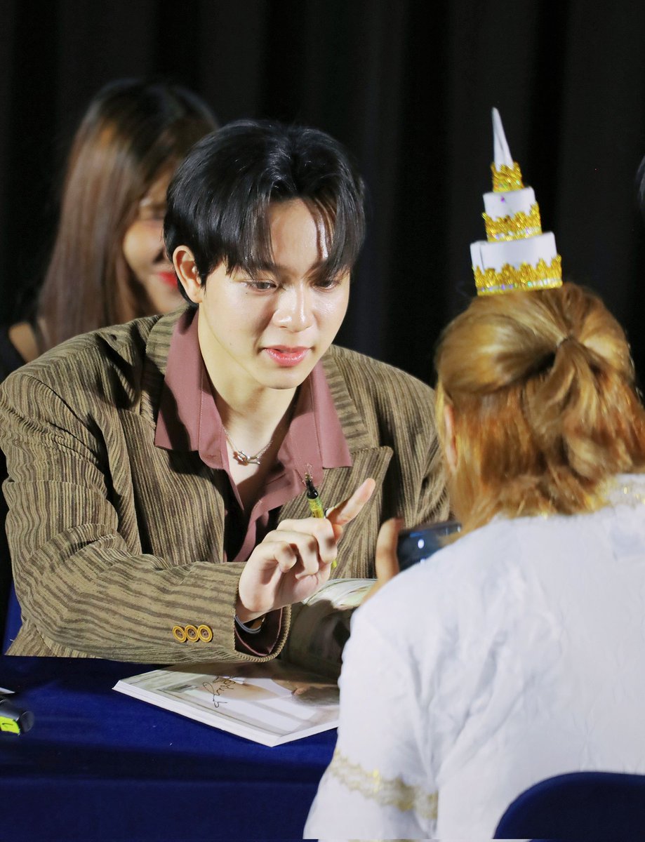 gsakkub's tweet image. " ตราบใดที่ผมยังอยู่ . . . 🤍
แม็กกี้บาสจะถูกคุ้มครองโดยเจ้าที่เสมอ "
MXBS FANSIGN IN BKK
#ADreamVoyageMaxkyBas_BKK
#แม็กกี้บาส #6CODE
#maxky_rp #บาสเด็กอ้วนที่แท้จริง