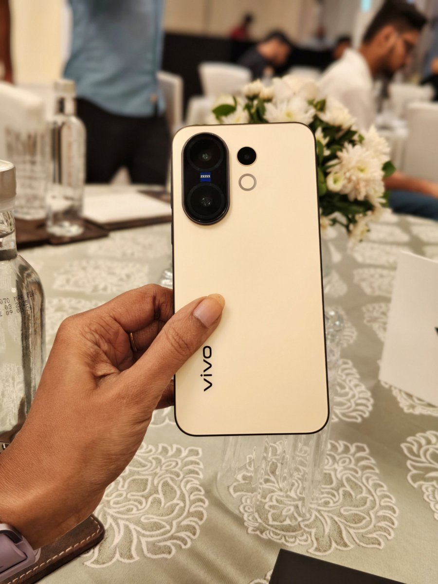 TechChennai's tweet photo. Say hello to style and power — in a compact form!
Here’s your first look at the all-new vivo X200 FE - Amber Yellow color 
@Vivo_India
 #vivoIndia #MyCityVibes #MyUdaipurVibes #vivoX200FE https://t.co/w6dB0WWfzQ