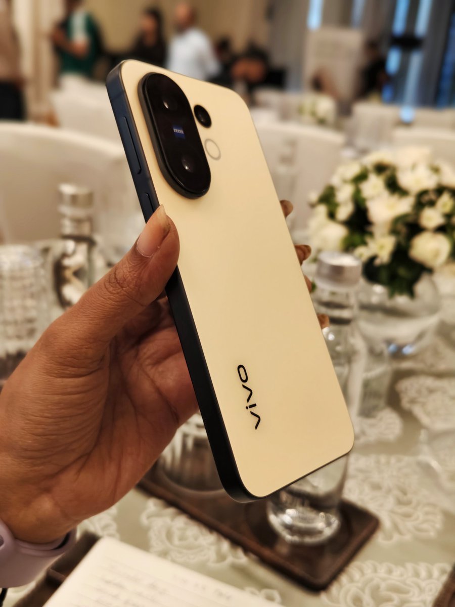 TechChennai's tweet photo. Say hello to style and power — in a compact form!
Here’s your first look at the all-new vivo X200 FE - Amber Yellow color 
@Vivo_India
 #vivoIndia #MyCityVibes #MyUdaipurVibes #vivoX200FE https://t.co/w6dB0WWfzQ
