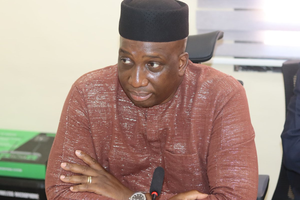 S’ENTENDRE
Entre ce que je pense
Ce que je veux dire
Ce que je crois dire
Ce que je dis…
Ce que vous voulez entendre
Ce que vous entendez
Ce que vous croyez comprendre
Ce que vous voulez comprendre
Et ce que vous comprenez
Il y a au moins 9 possibilités de ne pas s’entendre !