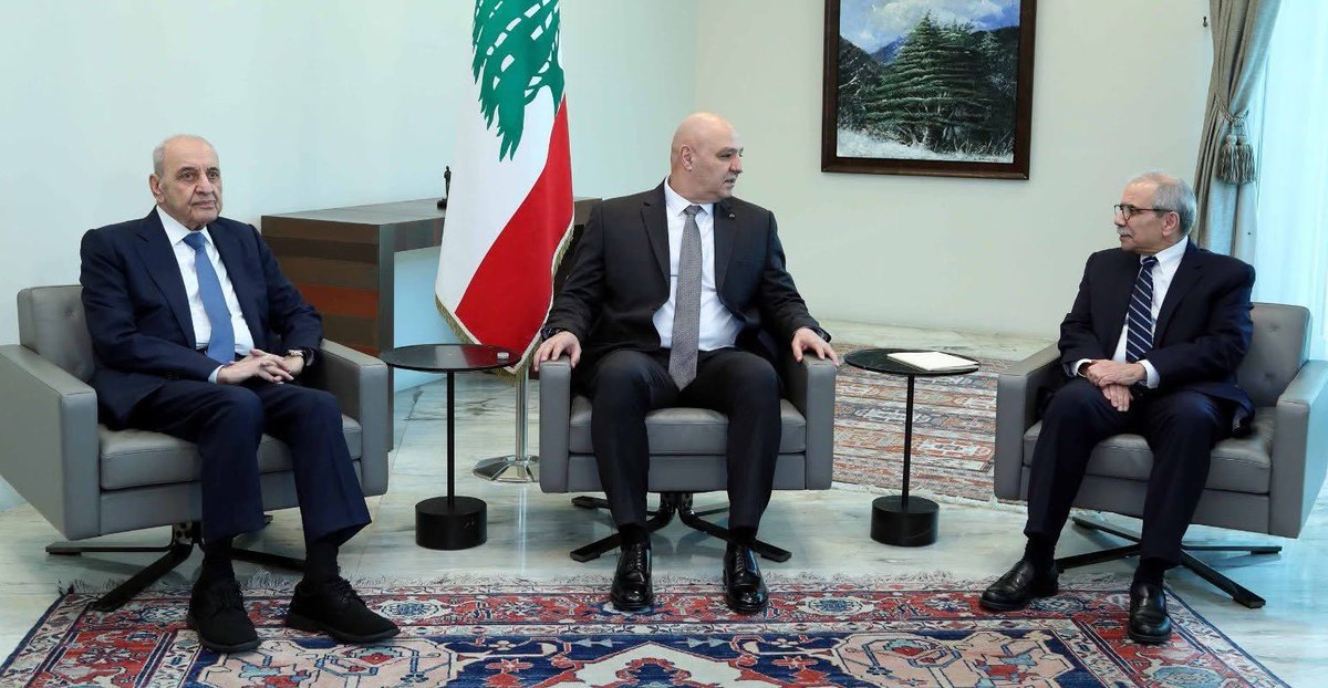 eli_khoury's tweet image. تـلاتـة بـواحــد
لشو تلات رؤسا (جلي وتنضيف وغسيل)، مصروف عالفاضي. برّي وحدو بيكفي وأوفر (متل Yes).
