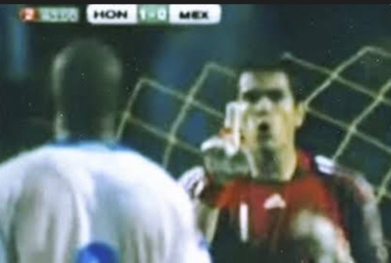 jymiRO's tweet photo. @Piojismo1906 Oswaldo sanchez pidiéndole a los de Honduras que con 1-0 estaba bien y que ya no atacarán a México porfavor https://t.co/YDAYfMflNn