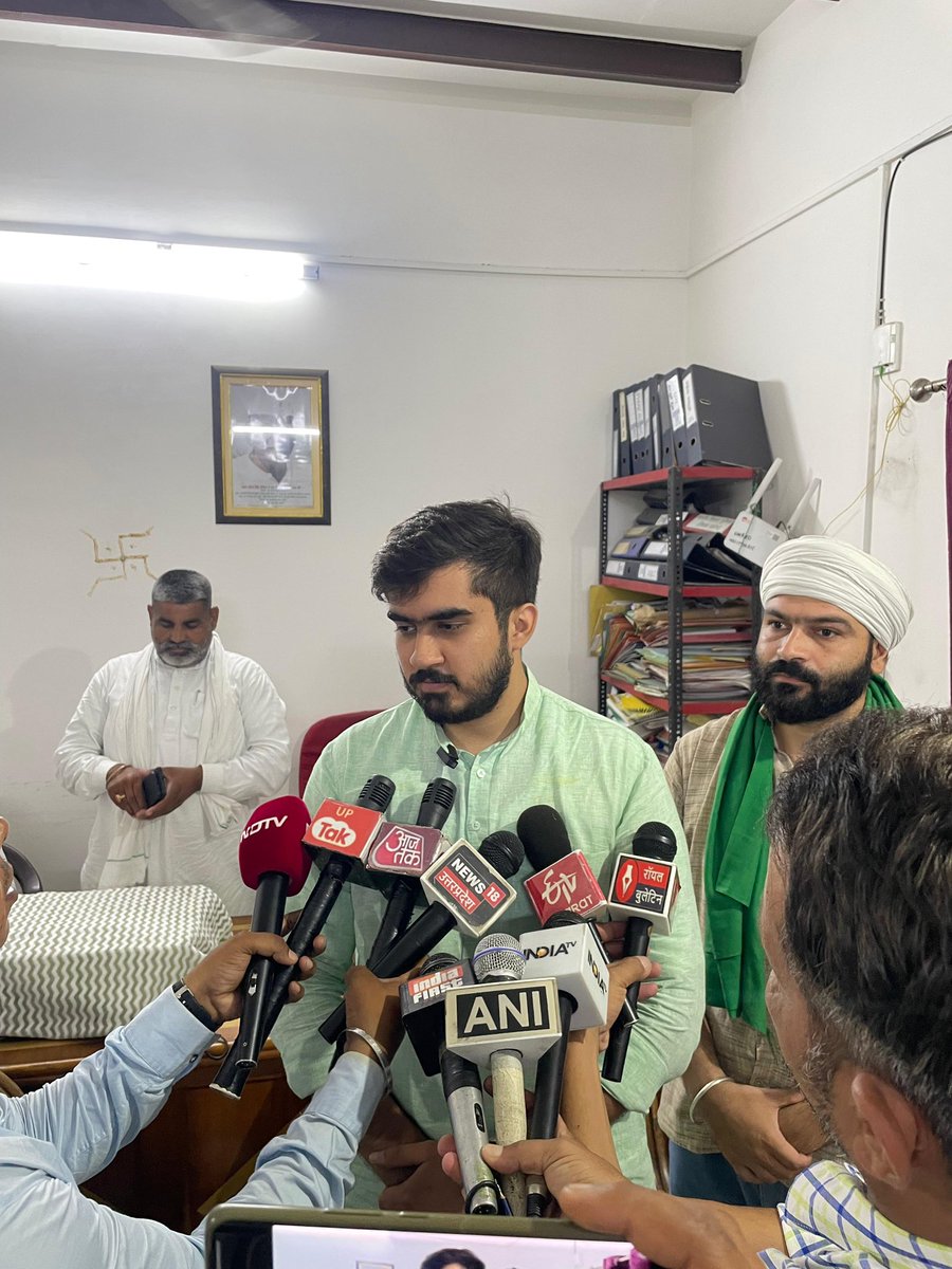 Ronak Khatri (@ronak_khatrii) on Twitter photo आदरणीय किसान नेता श्री राकेश टिकैत जी से भेंट कर किसानों, युवाओं और छात्रों से जुड़े महत्वपूर्ण मुद्दों पर सार्थक चर्चा हुई।
उनके अनुभव और संघर्ष से बहुत कुछ सीखने को मिला।
<a href="/RakeshTikaitBKU/">Rakesh Tikait</a> आदरणीय किसान नेता श्री राकेश टिकैत जी से भेंट कर किसानों, युवाओं और छात्रों से जुड़े महत्वपूर्ण मुद्दों पर सार्थक चर्चा हुई।
उनके अनुभव और संघर्ष से बहुत कुछ सीखने को मिला।
<a href="/RakeshTikaitBKU/">Rakesh Tikait</a>
